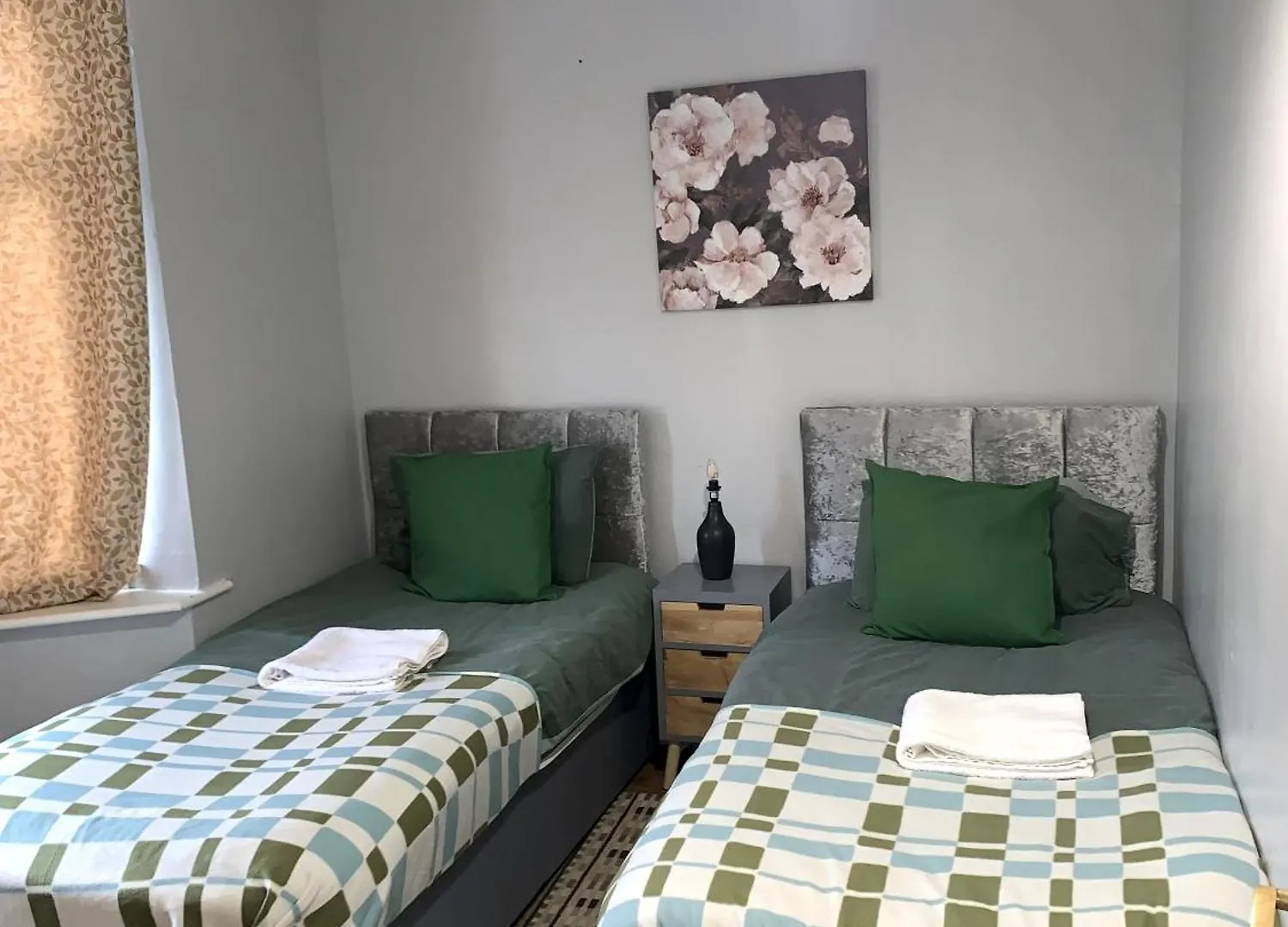 Holiday home Tms Spacious 4 Bedroom House! Free Parking! Crosby Dagenham! United Kingdom