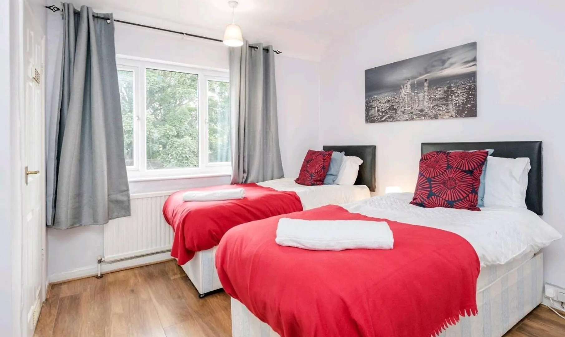 Tms Spacious 4 Bedroom House! Free Parking! Crosby Dagenham! Dagenham